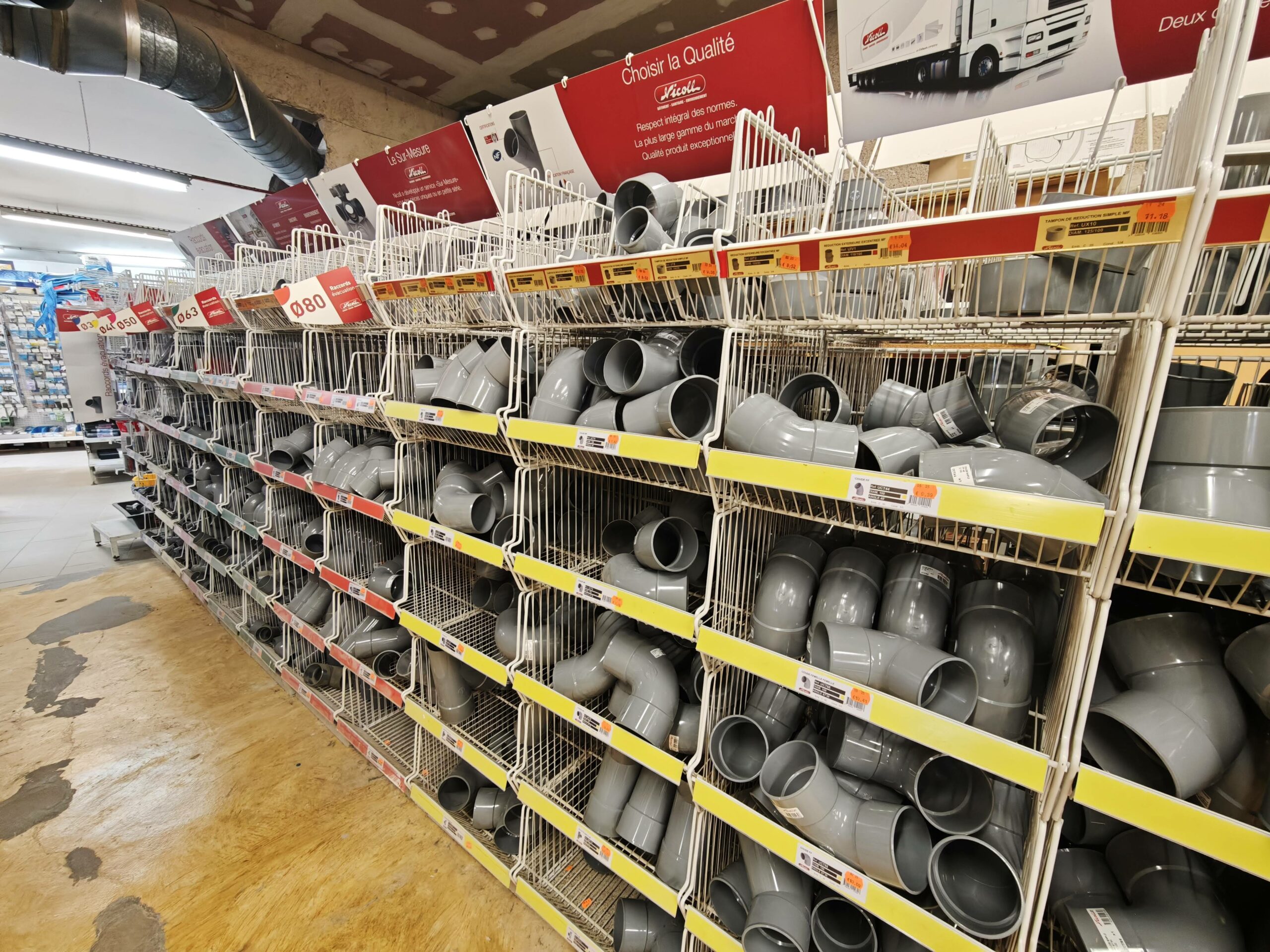 Fournitures de plomberie bâtiment en magasin de matériaux