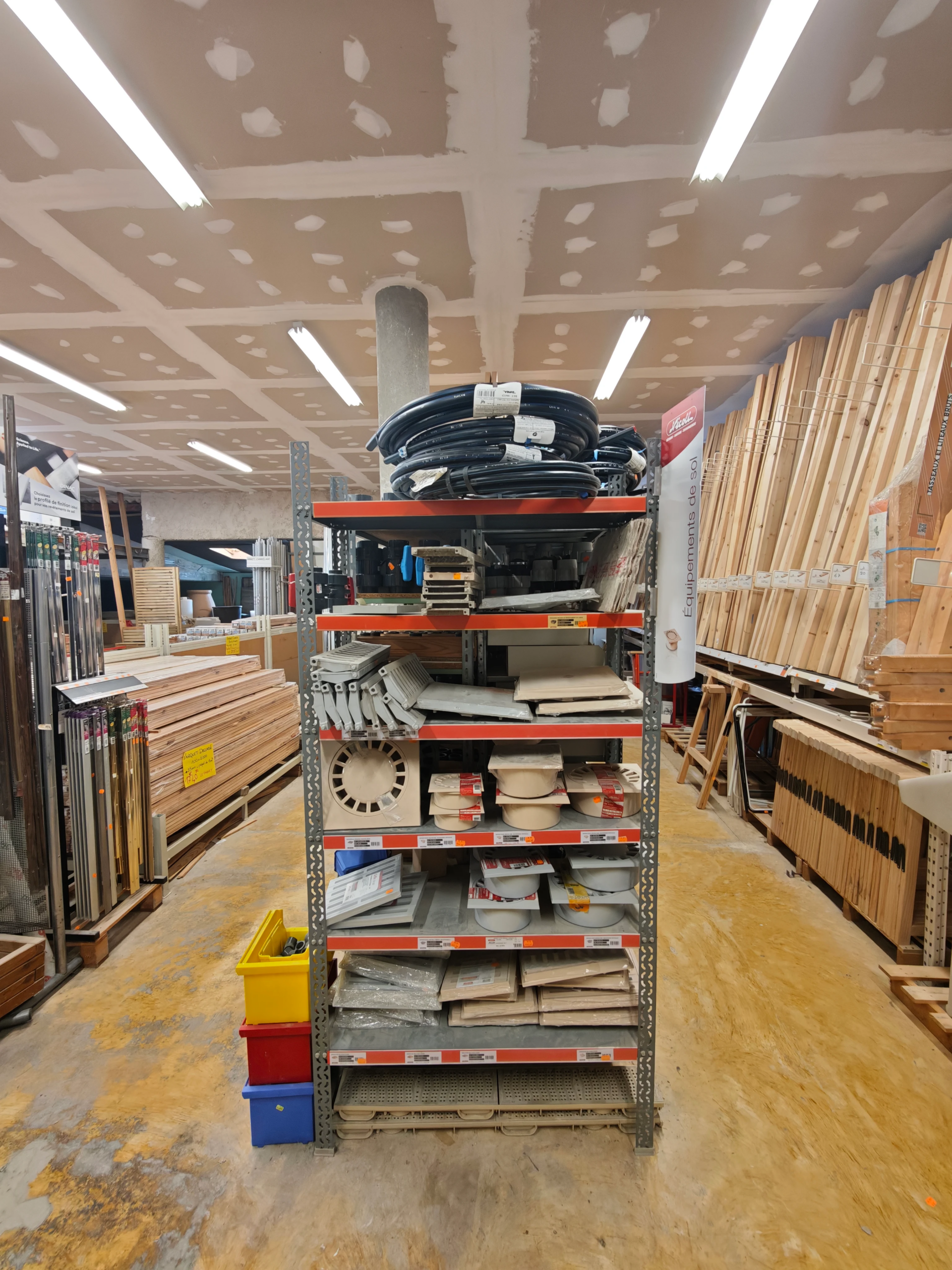 Matériel bricolage et fournitures électriques en magasin de matériaux de construction