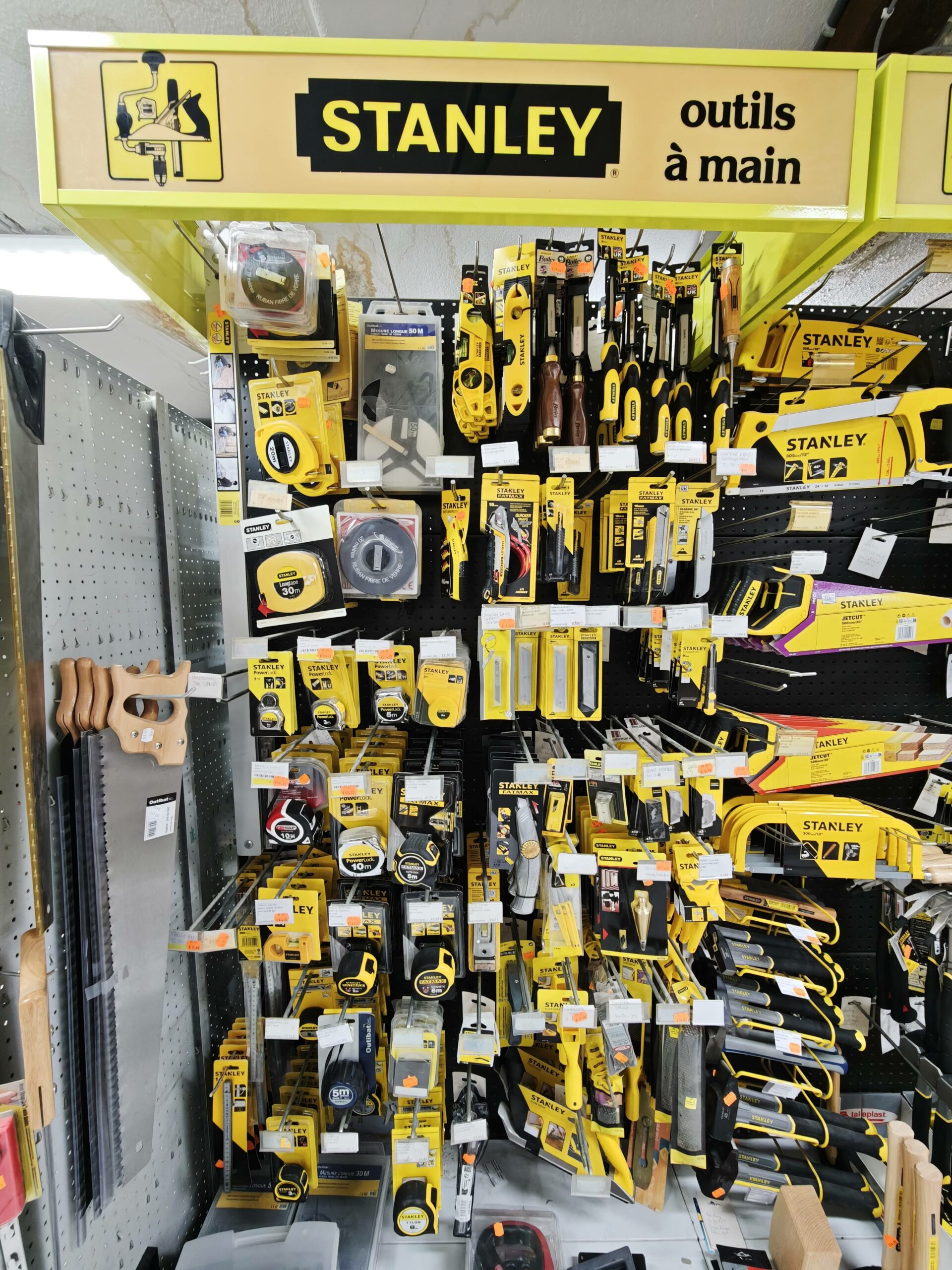 Rayon outillage professionnel dans un magasin de matériaux de construction à Buis-les-Baronnies